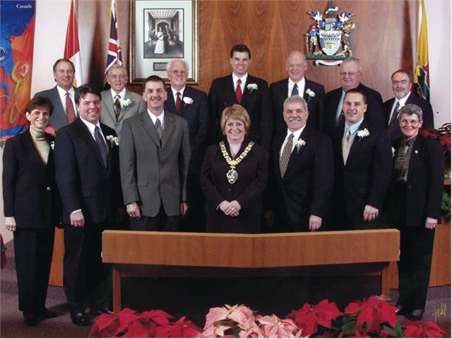2004 TB Council The 2004 City Council standing and sitting for an official portrait with the mayor at the centre